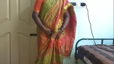 ಭಾರತೀಯ ದೇಸಿ ಸೇವಕಿ ತನ್ನ ನೈಸರ್ಗಿಕ ಚೇಕಡಿ ಹಕ್ಕಿಗಳನ್ನು ಮನೆಯ ಮಾಲೀಕರಿಗೆ ತೋರಿಸಲು