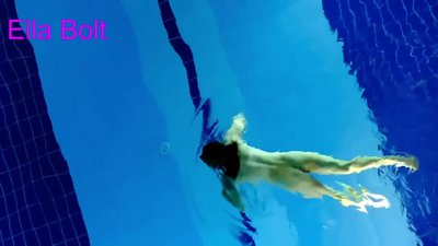 ನಾನು ನೋಡುವುದನ್ನು ನಿಲ್ಲಿಸಲು ಸಾಧ್ಯವಿಲ್ಲ, ELLA BOLT ರೆಸಾರ್ಟ್ ಪೂಲ್‌ನಲ್ಲಿ ನಗ್ನವಾಗಿ ಈಜುತ್ತಿರುವ ಯುವ ಸುಂದರಿ ಸಿಕ್ಕಿಬಿದ್ದಿದ್ದಾಳೆ